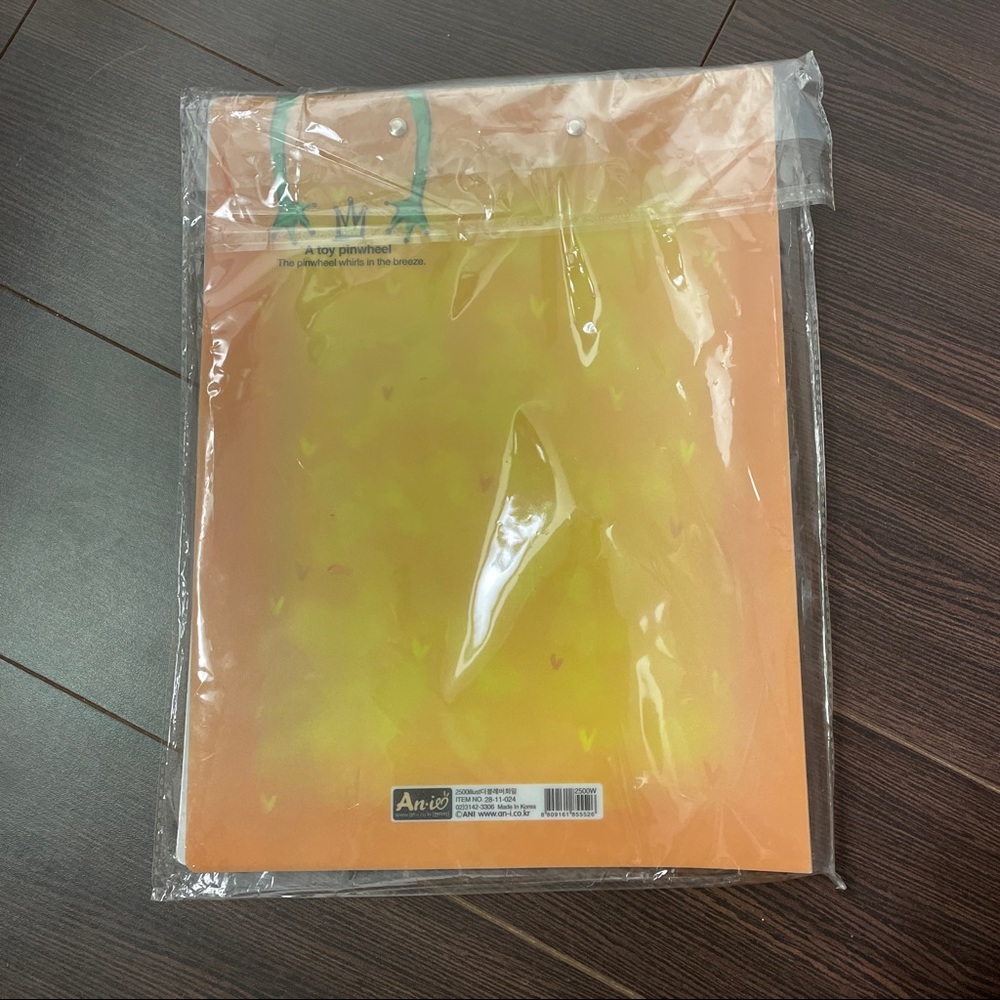 BRAND NEW school folder - Picture 2 of 3